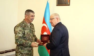 Zakir Həsənov müdafiə nazirləri və generalları təltif etdi