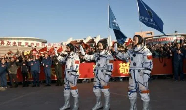 Çin növbəti astronavtları kosmosa göndərib