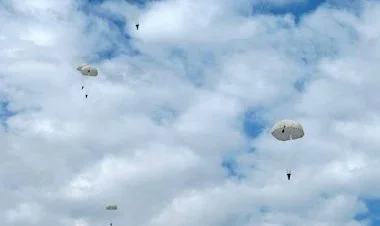 Sualtı hücum xüsusi təyinatlıları paraşütdən tullandı VİDEO