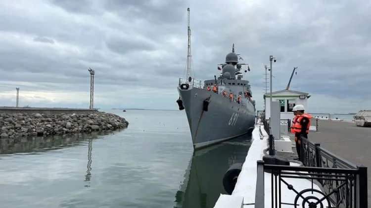 Rusiyanın "Tatarıstan" gəmisi Bakı limanına gəlib FOTO