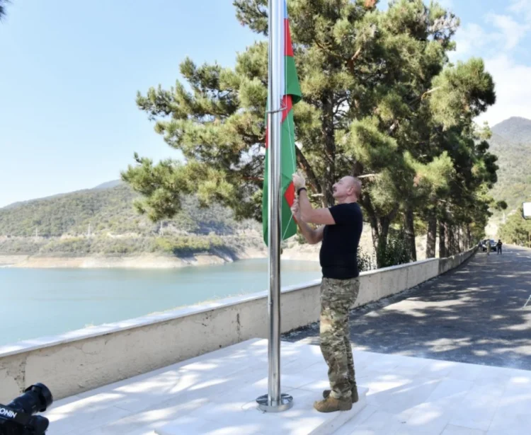 İlham Əliyev Sərsəng su anbarında Dövlət Bayrağını ucaldıb