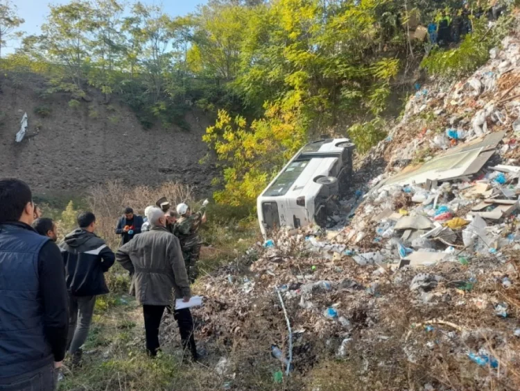 Gəncədə mikroavtobus aşıb, 7 nəfər xəsarət alıb