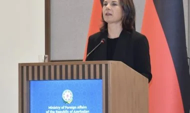 Annalena Berbok mətbuat konfransında yalan danışıb