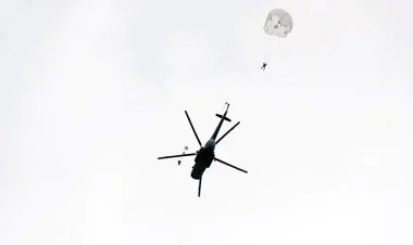 Xüsusi təyinatlılar paraşüt tullanışları icra ediblər VİDEO