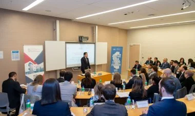 Hikmət Hacıyev diplomatlarla görüşüb