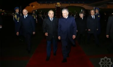 Mirziyoyev Bakıya gəldi FOTO
