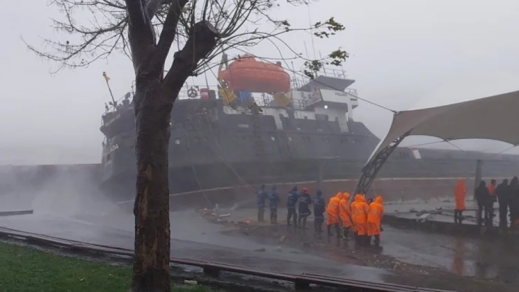 Türkiyənin yük gəmisi iki hissəyə bölündü VİDEO