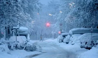 Qar fırtınası Avropada nəqliyyatın hərəkətinə mane olur