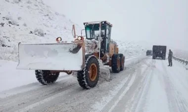 Yuxarı Lars yolunda 2 min yük maşını ilişib qalıb