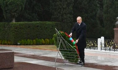 Prezident Heydər Əliyevin məzarını ziyarət etdi FOTO