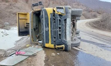 Kəlbəcərdə yük maşını aşıb, ölən var