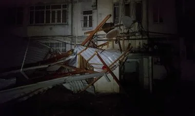 Güclü külək Gəncədə yaşayış binasının dam örtüyünü uçurub
