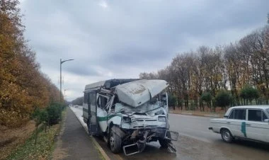 “KamAZ” mikroavtobusla toqquşdu