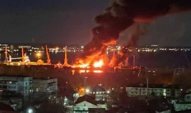 Ukrayna Feodosiya limanında sursatla dolu gəmi məhv etdi