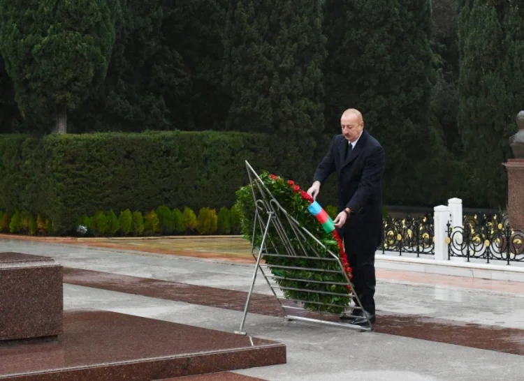 Prezident Heydər Əliyevin məzarını ziyarət etdi FOTO