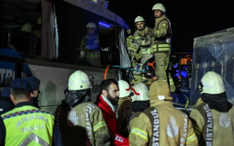 Türkiyədə avtobus yük maşınına çırpılıb