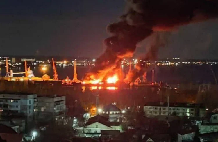 Ukrayna Feodosiya limanında sursatla dolu gəmi məhv etdi