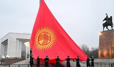 Bişkek meydanında Qırğızıstanın yeni bayrağı ucaldılıb VİDEO