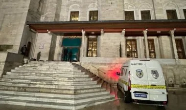 İstanbulun Fatih məscidində bıçaqlı insident olub