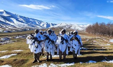 Komando bölmələri şərti düşməni mühasirəyə aldılar FOTO
