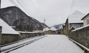 Qax rayonunun dağlıq ərazilərinə qar yağıb FOTO