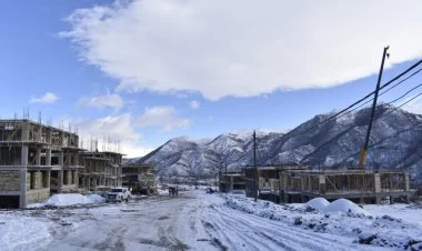 Şaxtalı havaya baxmayaraq Kəlbəcərdə tikinti davam edir FOTO
