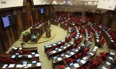 Ermənistan parlamenti fərariliyi rəsmiləşdirdi