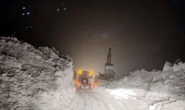 Bölmələrə gedən yollar qardan təmizlənir VİDEO