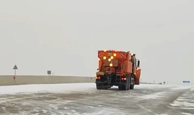 Bakı-Şamaxı-Yevlax yolu buz bağlayıb, qum-duz səpilir