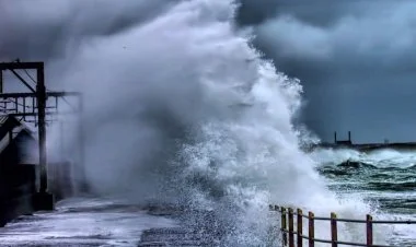 Xəzər dənizində dalğanın hündürlüyü 3.8 metrə çatıb