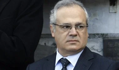 Makronun Afrikadakı uğursuzluğu haqda kitab qadağan edildi