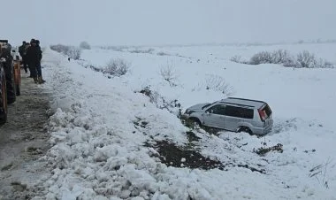 Biləsuvarda qarlı hava şəraiti yol qəzalarına səbəb olub