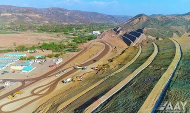 Yola düşən qəbirlər və ziyarətgah köçürüldü