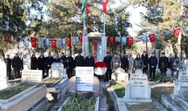 Türkiyədəki səfirliyimizin kollektivi Rəsulzadənin məzarında
