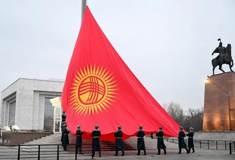 Bişkek meydanında Qırğızıstanın yeni bayrağı ucaldılıb VİDEO