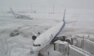 Tokioda güclü qar səbəbindən minlərlə uçuş təxirə salınıb