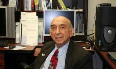 Berkli Universitetinin ömürlük professoru seçilmiş şəxs