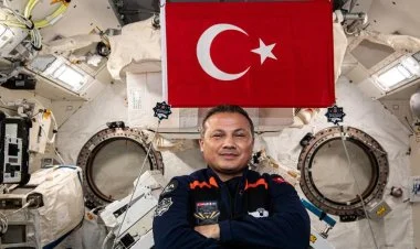 İlk türk astronavtı Alper Gezeravcı kosmosdan qayıdır