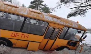 Rusiyada uşaqları daşıyan avtobus xəndəyə aşıb