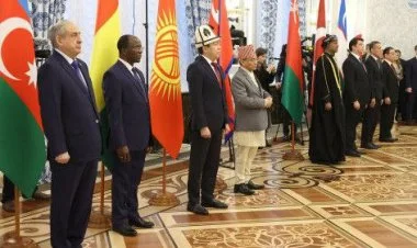 Məhərrəm Əliyev Lukaşenkoya etimadnaməsini təqdim edib