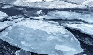 Saxalində 75 balıqçı qopmuş buz parçasından xilas edilib