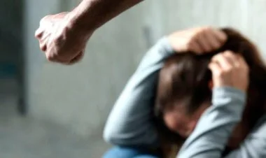 Bakıda azyaşlı qızına fiziki şiddət göstərən ata həbs edilib