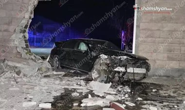 Ermənistanda məmur "Maybax"la sakinin divarını aşırıb