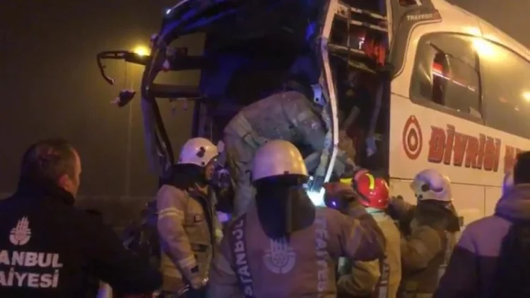 Türkiyədə avtobus yük maşını ilə toqquşub