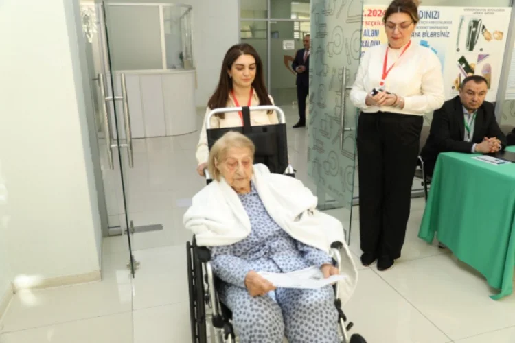 Ən yaşlı seçicilərdən biri olan Fatma Səttarova da səs verib