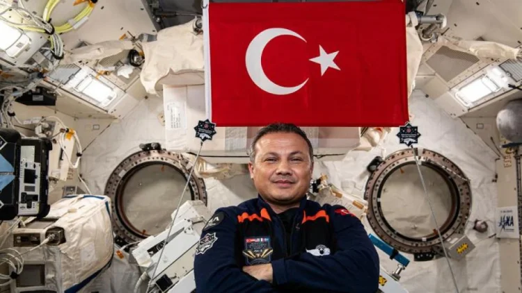 İlk türk astronavtı Alper Gezeravcı kosmosdan qayıdır