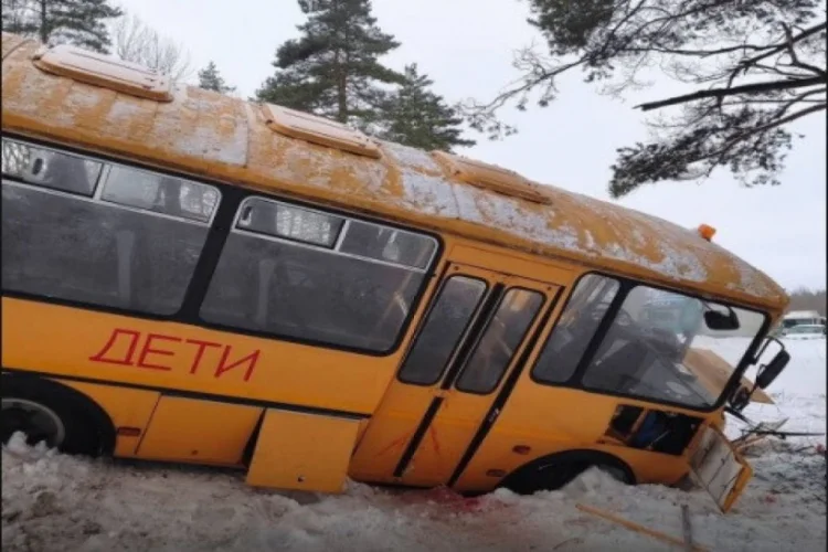 Rusiyada uşaqları daşıyan avtobus xəndəyə aşıb