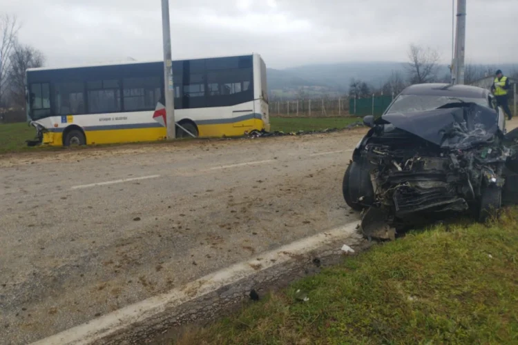 Türkiyədə avtobusla minik maşını toqquşub: 1 ölü, 8 yaralə