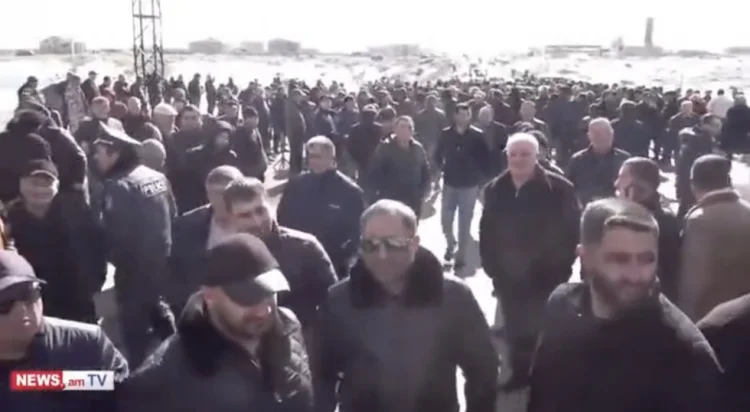 Ermənistanda etirazçılar İrəvan-Martuni yolunu bağlayıblar