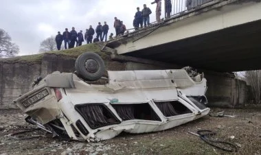 Xaçmazda mikroavtobus dərəyə aşıb, yaralanan var